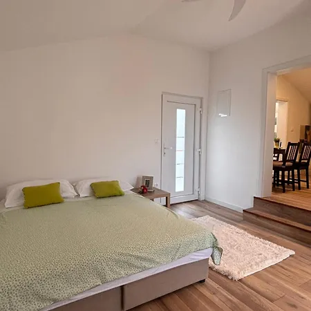 Διαμέρισμα House Roza With Two Τρογκίρ