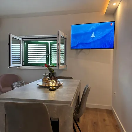 Διαμέρισμα House Roza With Two Τρογκίρ