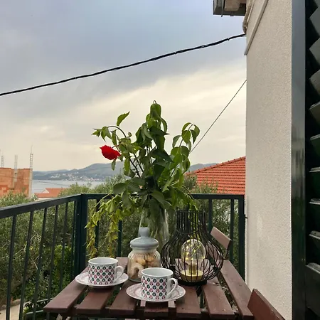 Διαμέρισμα House Roza With Two Τρογκίρ